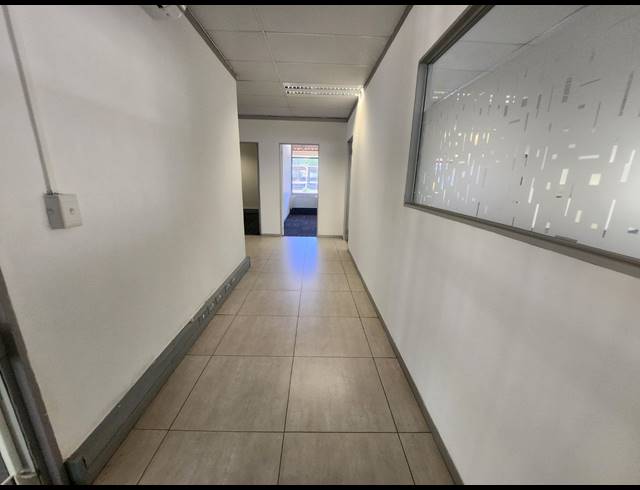 181M² OFFICE TO LET IN WATERFALL